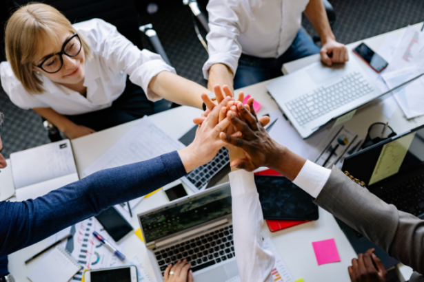 Instituto Econacional pergunta: Como equilibrar tecnologia e aprendizagem na educação híbrida?