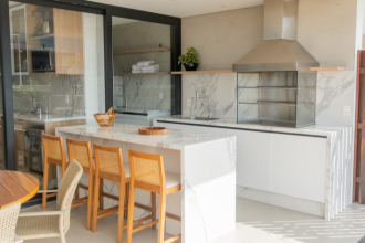 Diohn do Prado mostra como o uso das pedras naturais transforma áreas externas em espaços de convivência elegantes e sustentáveis.