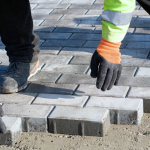 As técnicas corretas de execução do paver em áreas inclinadas aumentam estabilidade e durabilidade da obra, como orienta Valderci Malagosini Machado.