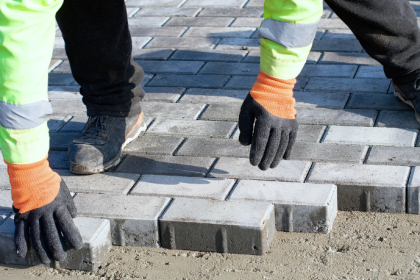 As técnicas corretas de execução do paver em áreas inclinadas aumentam estabilidade e durabilidade da obra, como orienta Valderci Malagosini Machado.
