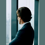 Ian dos Anjos Cunha mostra como práticas de autoconsciência transformam pressão extrema em liderança leve, humana e eficaz.