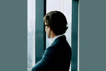 Ian dos Anjos Cunha mostra como práticas de autoconsciência transformam pressão extrema em liderança leve, humana e eficaz.