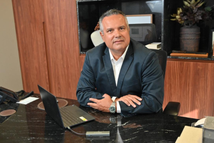 Na indústria pesada, a engenharia aplicada é essencial para integrar eficiência operacional, segurança técnica e continuidade produtiva, como explica Elmar Juan Passos Varjão Bomfim.