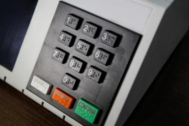 Flávio Bolsonaro lidera cenário de segundo turno, aponta Paraná Pesquisas e reacende debate sobre forças políticas para 2026