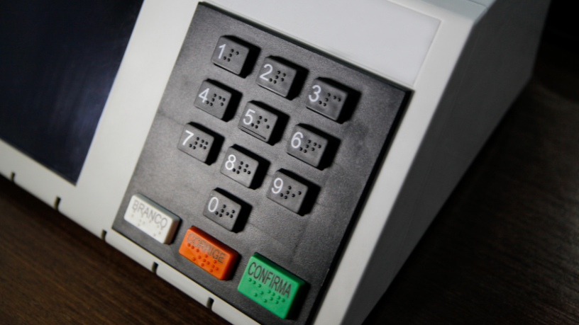 Flávio Bolsonaro lidera cenário de segundo turno, aponta Paraná Pesquisas e reacende debate sobre forças políticas para 2026