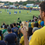 O futebol influencia a economia local ao movimentar comércio, turismo e geração de empregos, afirma Matheus Vinicius Voigt.