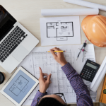 Red Tech Empreendimentos Ltda explica como a inteligência artificial pode prever atrasos em obras e transformar o planejamento na construção civil.