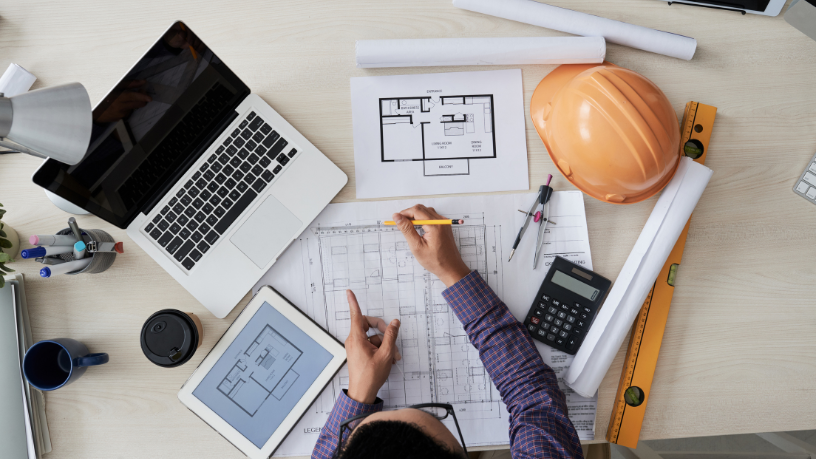 Red Tech Empreendimentos Ltda explica como a inteligência artificial pode prever atrasos em obras e transformar o planejamento na construção civil.