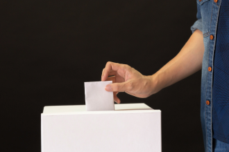 Pesquisas eleitorais de 2026 mostram cenários opostos para Lula e Flávio Bolsonaro no 2º turno