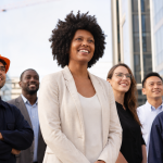 Trabalhadores em ambiente urbano representando o crescimento do emprego formal no Brasil
