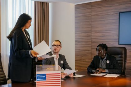 Grupo de profissionais reunido em uma sala de conferências para discutir planos eleitorais