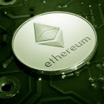 Moeda com o símbolo do Ethereum apoiada sobre uma placa de circuito eletrônico.